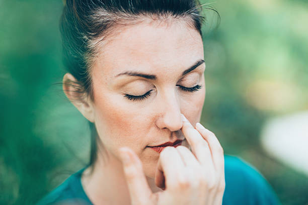 esercizio di respirazione pranayama - pranayama foto e immagini stock