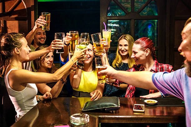 przyjaciele imprezujący w barze - friendship relaxation cocktail nightclub zdjęcia i obrazy z banku zdjęć