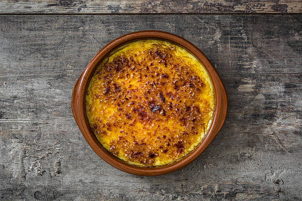 кремовый catalana - dessert creme brulee food gourmet стоковые фото и изображения