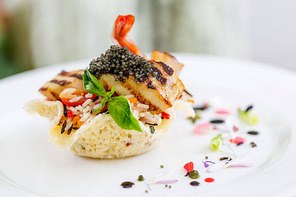 schön dekorierter hauptgang im restaurant - kaviar fotos stock-fotos und bilder