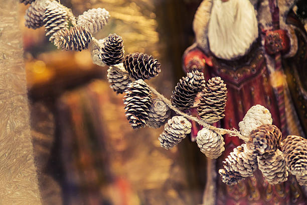 сосновые шишки. рождественский декор. новый год. - piny стоковые фото и изображения