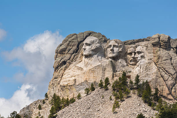 vista laterale del monte rushmore con luce solare - mt rushmore national monument president george washington mountain foto e immagini stock