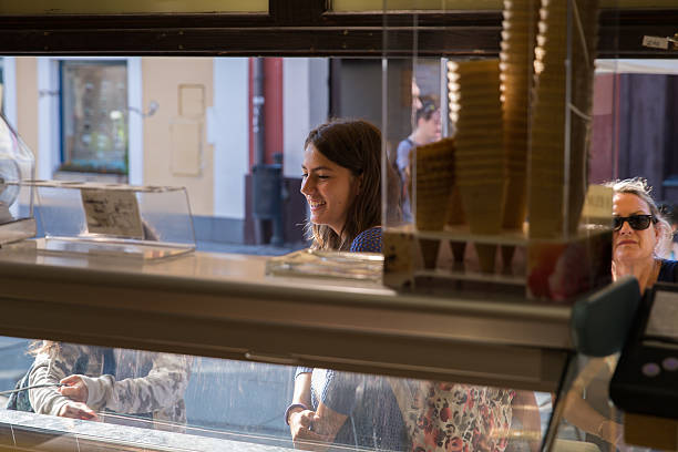 ragazza sorridente, che compra un gelato. bel sorriso di un giovane - italian culture women looking at camera cheerful foto e immagini stock