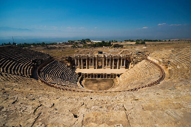 古代ヒエアーポリス、パムッカレ、トルコの円形劇場。ユネスコ世界遺産 - hierapolis ストックフォトと画像