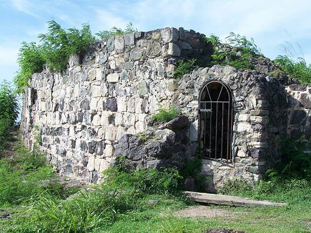 edifício 1789 fort louis ruínas marigot, st martin caribbean - 1789 - fotografias e filmes do acervo