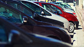 viele-autos-parken-in-der-stadt-ansicht-seite.jpg?b=1&s=170x170&k=20&c=2fVxv_9KLRqe_uN4pj9sFZYu9dcXcWMcRwjA2Fo4k28=