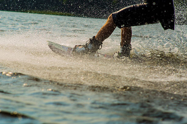 wakeboarder trans in un parco via cavo - wakeboarding foto e immagini stock