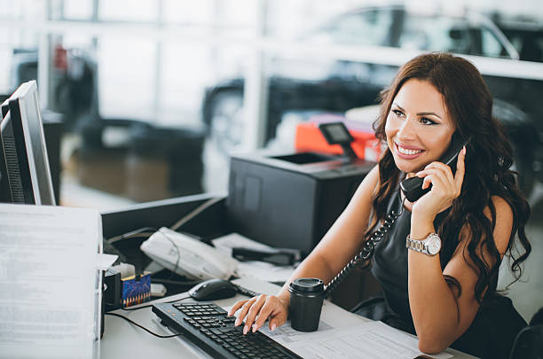 secretary at car dealership - professional dealer imagens e fotografias de stock