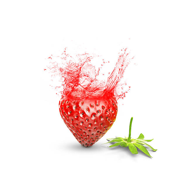 sumo de morango - wet strawberry macro fruit imagens e fotografias de stock