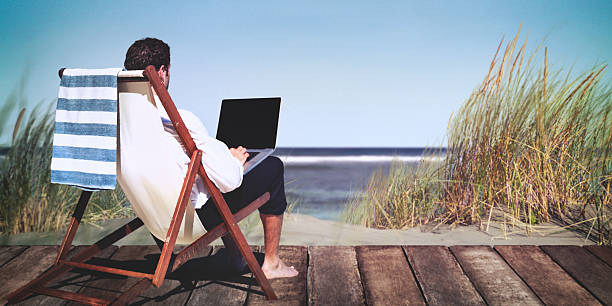 biznesmen pracujący lato plaża relaks koncepcja  - deck chair summer grass outdoor chair zdjęcia i obrazy z banku zdjęć