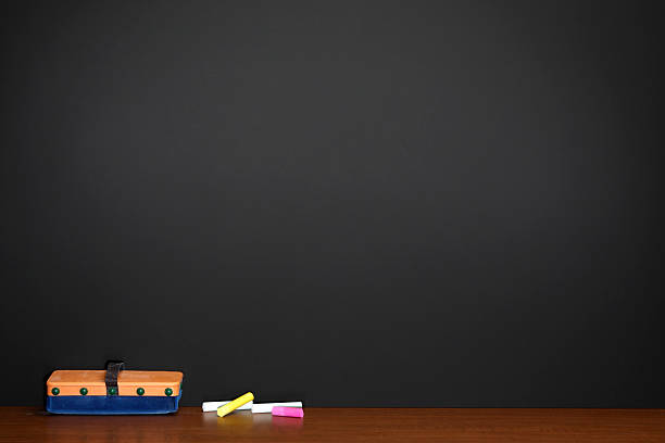 컬러 분필과 지우개가 있는 빈 칠판. 수평 조성물 - blackboard chalk blank eraser 뉴스 사진 이미지