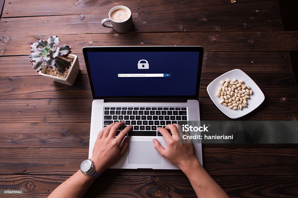 Passwort geschützt, um sich auf dem Computerbildschirm anzumelden - Lizenzfrei Verschlüsselung Stock-Foto