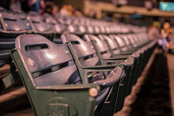 posti a sedere allo stadio durante la notte - baseball stadium fan sport foto e immagini stock