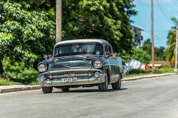 ハバナキューバの路上でhdriブラックアメリカンシボレー - cuba car chevrolet havana ストックフォトと画像