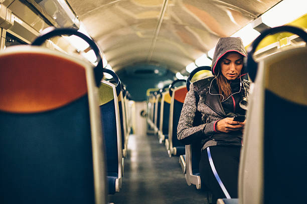 mulher mandando mensagens no celular no metrô - paris france audio - fotografias e filmes do acervo