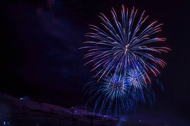 fogos de artifício coloridos brilhantes alta montanha paisagem de noite de inverno, esqui - ski resort winter snow night imagens e fotografias de stock