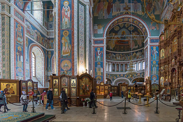iconostase à la cathédrale saint-alexandre nevski. 19e siècle - church saint peter alexander horizontal photos et images de collection