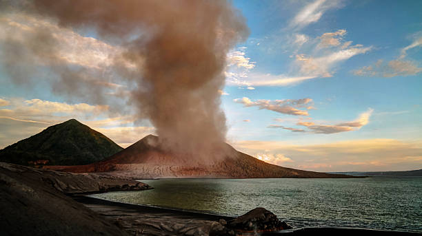 éruption du volcan tavurvur, rabaul, île de nouvelle-bretagne, png - caldera photos et images de collection