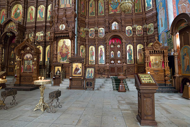 iconostase à la cathédrale saint-alexandre nevski. 19e siècle - church saint peter alexander horizontal photos et images de collection