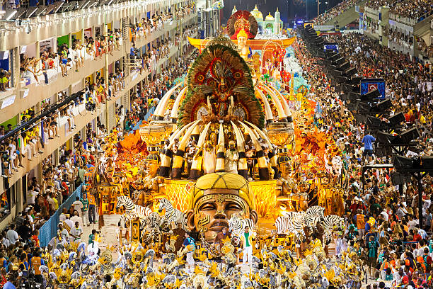 escuela de samba presentación en sambodrome de carnaval de río de janeiro - carnaval de brasil fotografías e imágenes de stock