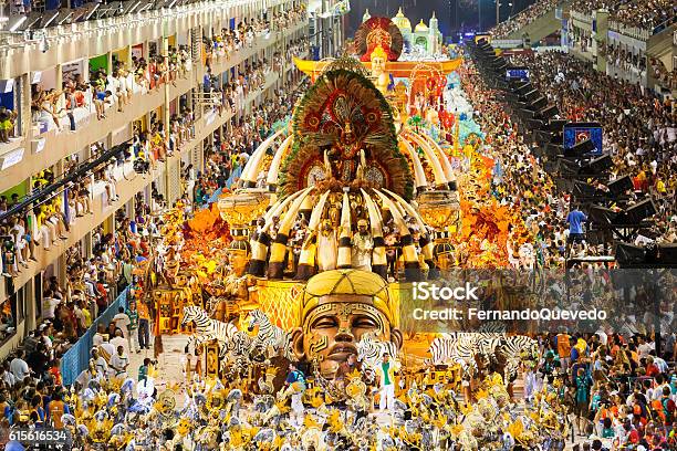 Photo libre de droit de Sambodrome Présentation Dans Une École De Samba Pour Le Carnaval De Rio De Janeiro banque d'images et plus d'images libres de droit de Rio de Janeiro