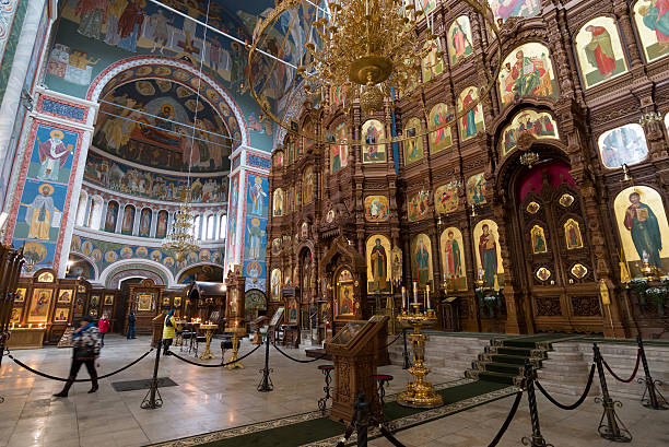 l’intérieur de la cathédrale saint-alexandre nevski avec des paroissiens - church saint peter alexander horizontal photos et images de collection