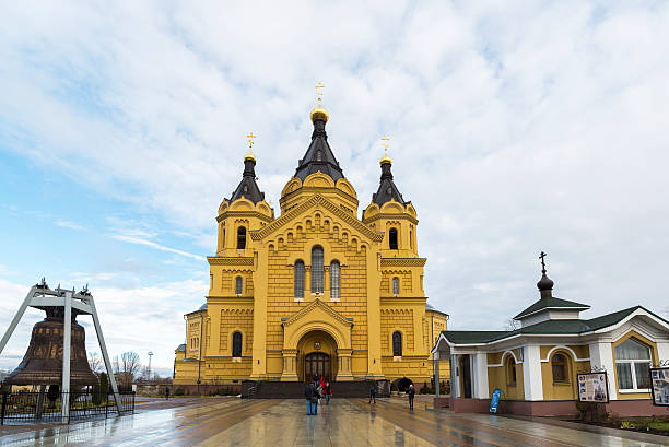 cathédrale saint-alexandre nevski et touristes - church saint peter alexander horizontal photos et images de collection