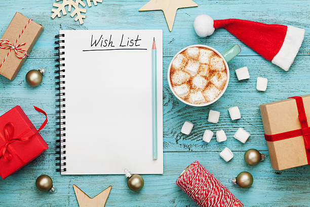 cacao o chocolate, decoraciones navideñas y cuaderno, concepto de planificación navideña. - wish list fotografías e imágenes de stock