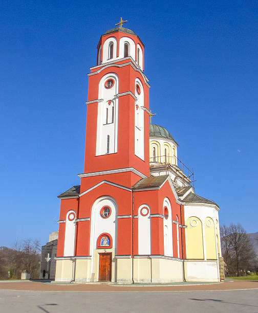 iglesia de san basilio de ostrog en sarajevo serbio - ostrog fotografías e imágenes de stock