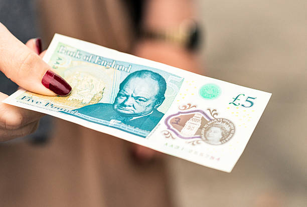 nowy brytyjski banknot polimerowy o nominale 5 funtów - royal bank of scotland zdjęcia i obrazy z banku zdjęć