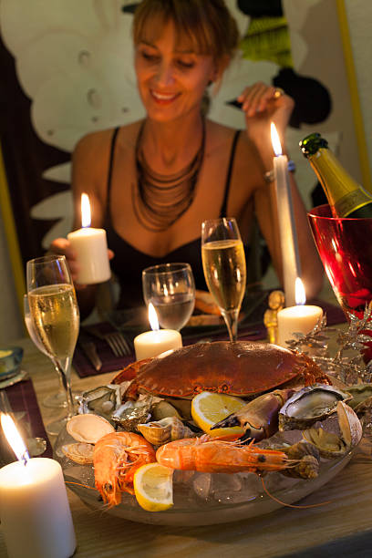 woman who eats seafood - cher 個照片及圖片檔