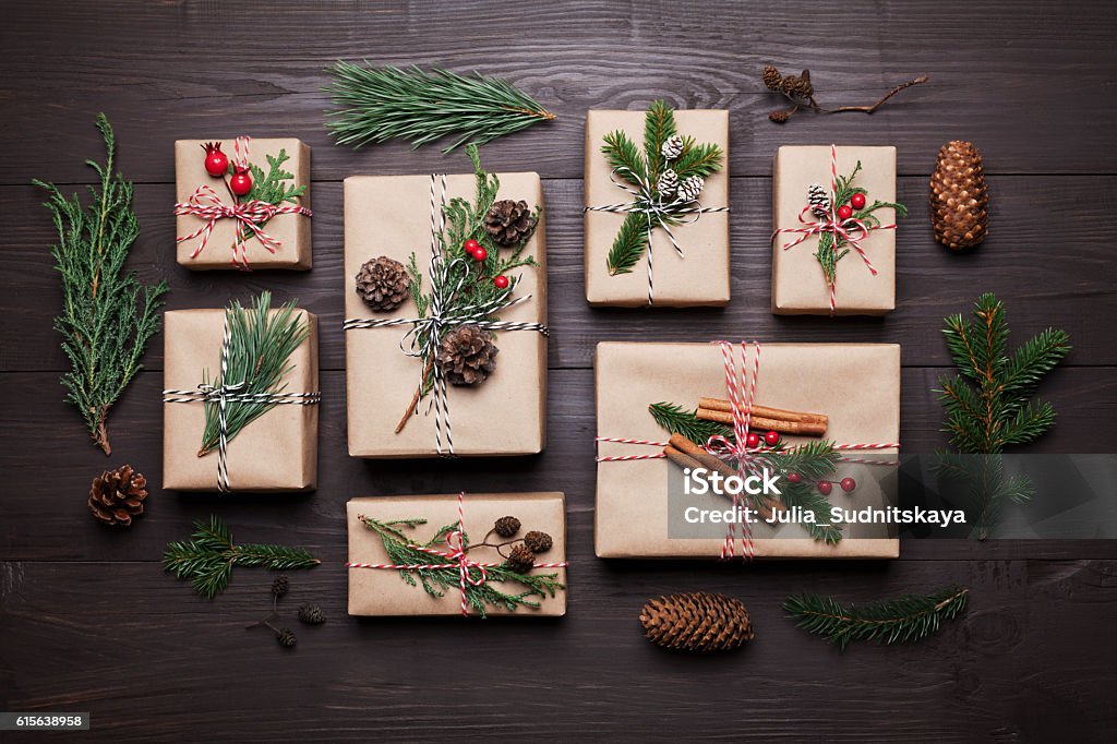 Regalo o regalo con decoración navideña y abeto. Lay plana. - Foto de stock de Piña de piñones libre de derechos