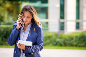 zuversichtliche-frau-spricht-auf-handy-und-lesen-erforderlich-inf.jpg?b=1&s=170x170&k=20&c=oUWcyDDd8rQROFh1-0DlKhp_XYKmFY6fz5At1FVE7n8=