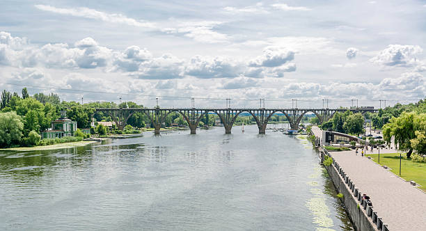 wysoko łukowy most kolejowy wykonany z betonu przez dniepr - flowing water ripple day plant zdjęcia i obrazy z banku zdjęć