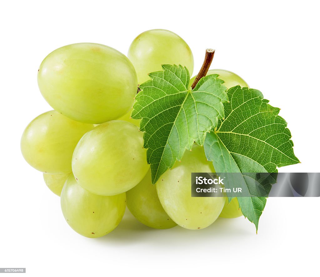 Raisin vert avec feuille isolée sur blanc. Avec tracé de détourage. - Photo de Raisin libre de droits