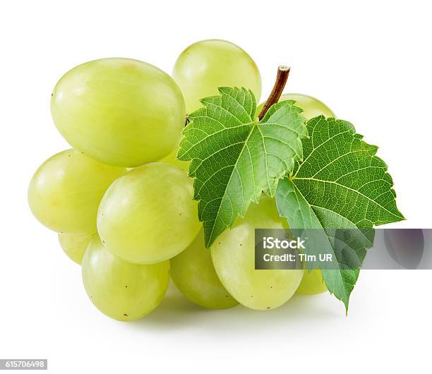 Photo libre de droit de Raisin Vert Avec Feuille Isolée Sur Blanc Avec Tracé De Détourage banque d'images et plus d'images libres de droit de Raisin