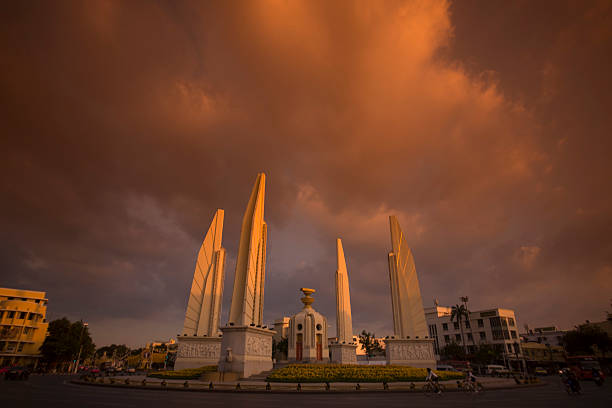 monumento da democracia de bangkok na tailândia - democracy monument - fotografias e filmes do acervo
