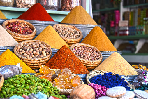 Variedad de especias en el puesto del mercado callejero árabe photo