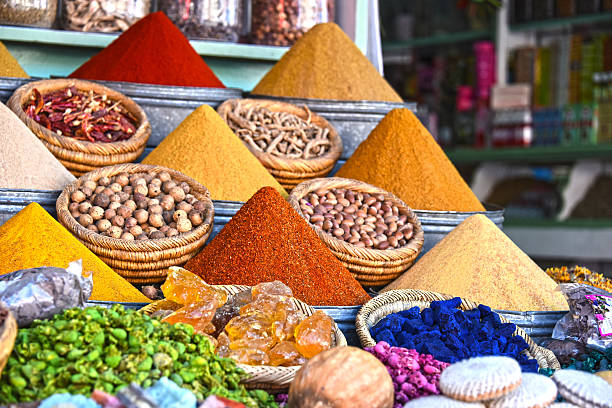varietà di spezie sulla bancarella del mercato di strada araba - spice kitchen utensil herb curry powder foto e immagini stock