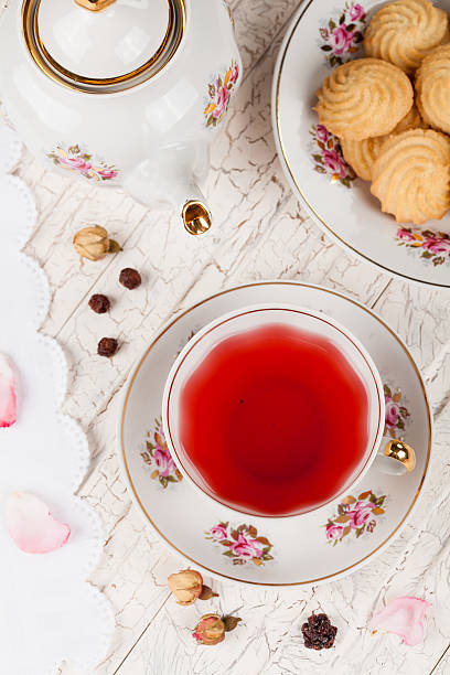 taza de té rojo en la mesa de la porción - foto de stock
