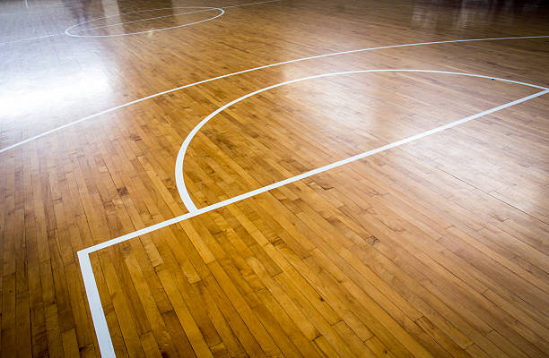 terrain de basket-ball  - basketball floor basketball court hardwood floor photos et images de collection