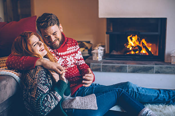 c'est un moment de joie - blanket fireplace winter women photos et images de collection