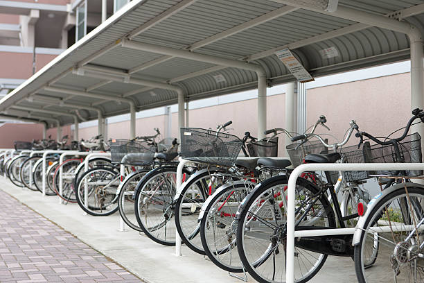 bicicletas en portabicicletas - cobertizo para bicicletas fotografías e imágenes de stock