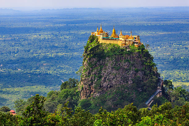mont popa - burmese culture photos et images de collection