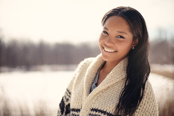 hermosa mujer joven en la nieve en invierno - india women ethnic indigenous culture fotografías e imágenes de stock