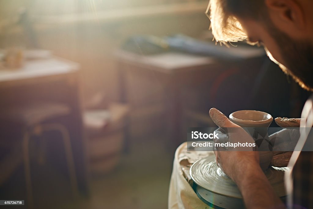 Potter bei der Arbeit - Lizenzfrei Tonkeramik Stock-Foto