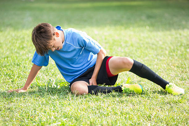 травмированный футболист-подросток - goalie soccer soccer player teenage boys стоковые фото и изображения