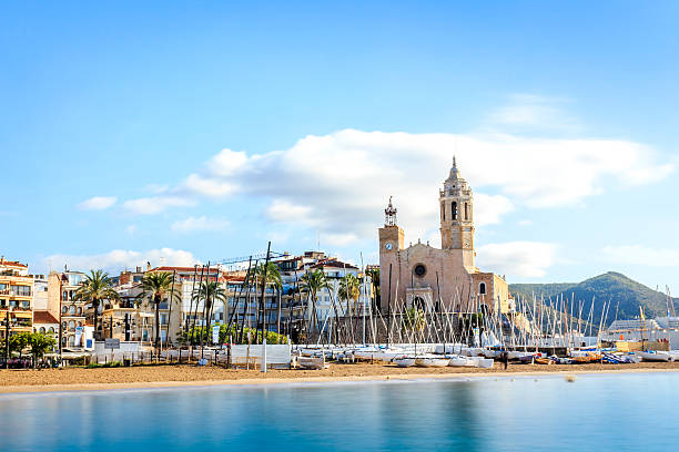 美しい町シッチェス、カタルーニャ、スペイン - sitges ストックフォトと画像
