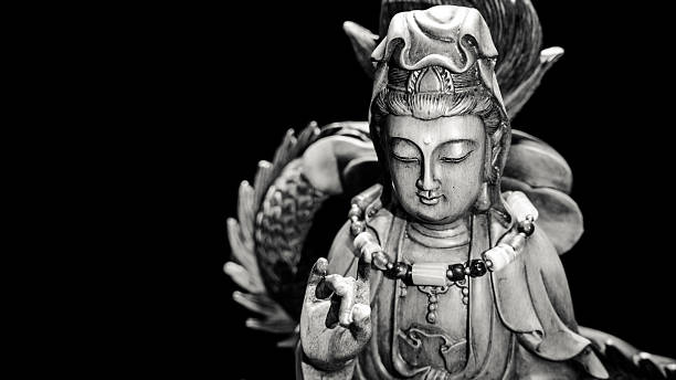 czarno-biały styl posągu buddy z jasnociem - old senior adult buddhism art zdjęcia i obrazy z banku zdjęć