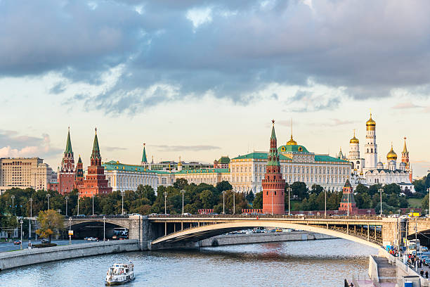 kremlin rojo de moscú, rusia - kremlin fotografías e imágenes de stock